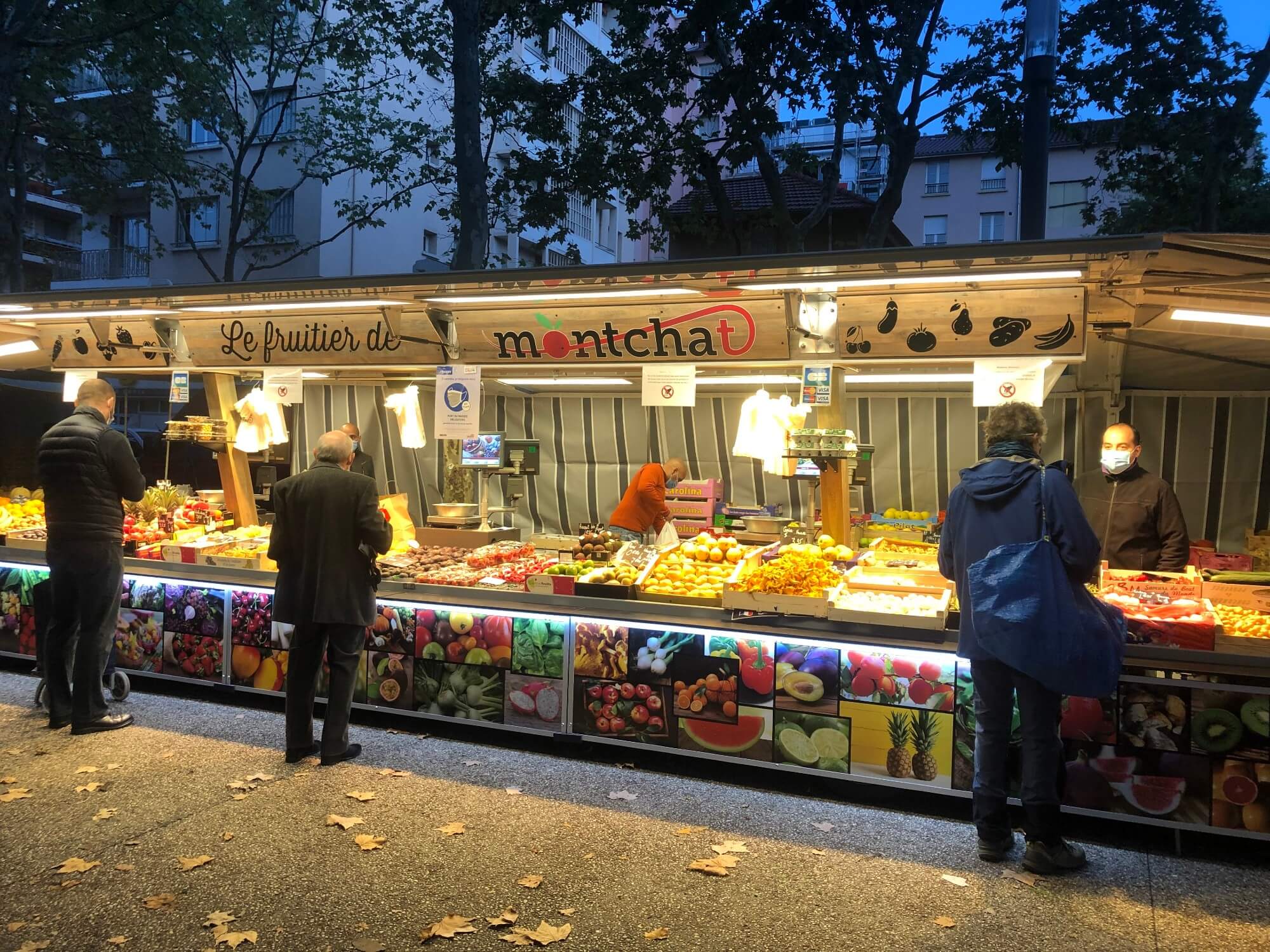 clients devant l'étale du Fruitier de Montchat